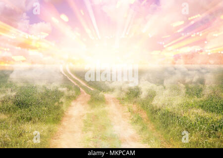 Immagine del percorso astratto al cielo o il cielo. vedere la luce di un concetto o di un modo per la libertà Foto Stock