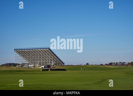 Guardando indietro nel XVIII verde e la temporanea si erge a Carnoustie Golf championship course. Carnoustie, Angus, Scozia. Foto Stock