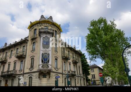 Torino, la Regione Piemonte, Italia. Il 14 aprile 2017. Casa Fenoglio Lafleur è un edificio storico di Torino, emblema dello stile Art Nouveau della città. Foto Stock