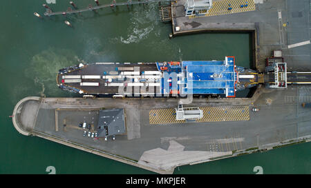 Vista aerea di un traghetto nel porto di Calais, Francia Foto Stock