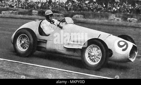 British motor racing campione Mike Hawthorn (John Michael) racing nel Gran Premio di Gran Bretagna degli anni cinquanta Foto Stock