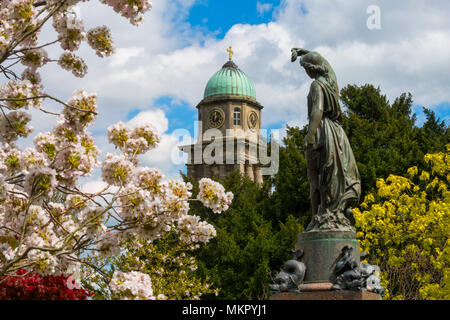 Chiesa di Santa Maria visto da i giardini del castello di Bridgnorth, Shropshire. Foto Stock