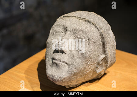 Un medievale scolpita in testa per essere visto nel piccolo Museo nella casa del Capitolo della cistercense Abbazia di Jerpoint, Kilkenny, Irlanda Foto Stock