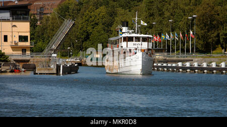 La nave da crociera M / S Diana nella serratura in Södertälje Canal. La nave opera tra Stoccolma e Göteborg da Södertälje Canal, La Gota Canal Foto Stock