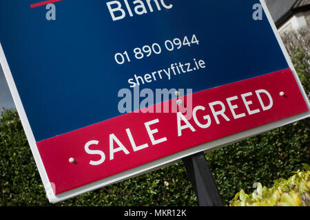 Un agenti immobiliari board per dire che questa casa o proprietà è stata venduta -vendita concordato. Foto Stock