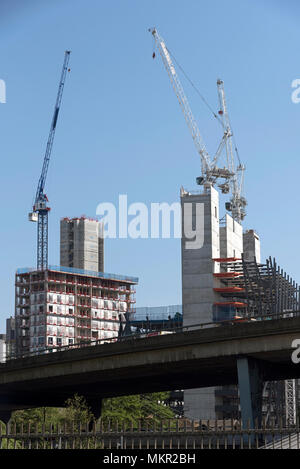 A ovest di Londra, a Paddington e M40 Westway, 2018.Luffing Jib gru a torre lavorando su un sito in costruzione che si affaccia sulla autostrada M40 per Londra. Foto Stock