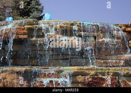 Parco pubblico gigantesca cascata in Niles, Illinois produca cascate di acqua di colore blu in onore della polizia nazionale settimana. Foto Stock