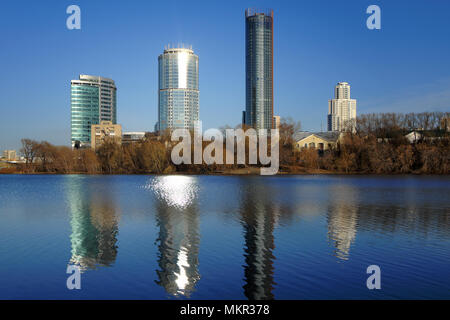 Vista della parte centrale di Ekaterinburg dalla città stagno con i riflessi del sole nell'acqua 4896 x 3264 300dpi Foto Stock