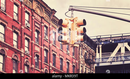 Retrò tonica immagine della città di New York il semaforo, il fuoco selettivo, STATI UNITI D'AMERICA. Foto Stock
