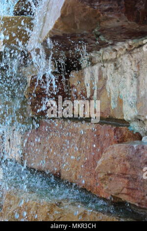 Parco pubblico gigantesca cascata in Niles, Illinois produca cascate di acqua di colore blu in onore della polizia nazionale settimana. Foto Stock