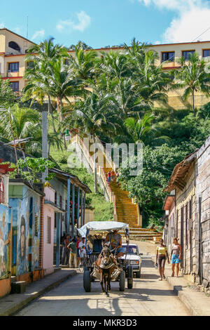 Città di Baracoa, Cuba con Hotel El Castillo, l'ex spagnola Seboruco fort, in background. Foto Stock