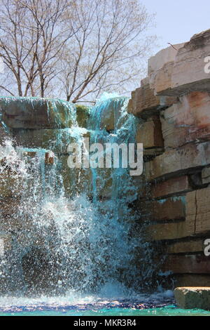 Parco pubblico gigantesca cascata in Niles, Illinois produca cascate di acqua di colore blu in onore della polizia nazionale settimana. Foto Stock