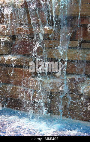 Parco pubblico gigantesca cascata in Niles, Illinois produca cascate di acqua di colore blu in onore della polizia nazionale settimana. Foto Stock