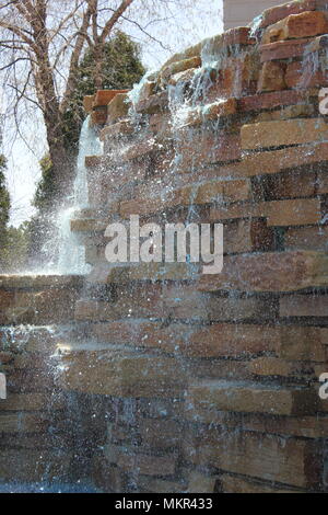 Parco pubblico gigantesca cascata in Niles, Illinois produca cascate di acqua di colore blu in onore della polizia nazionale settimana. Foto Stock