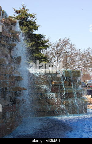 Parco pubblico gigantesca cascata in Niles, Illinois produca cascate di acqua di colore blu in onore della polizia nazionale settimana. Foto Stock