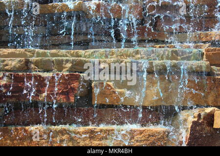 Parco pubblico gigantesca cascata in Niles, Illinois produca cascate di acqua di colore blu in onore della polizia nazionale settimana. Foto Stock