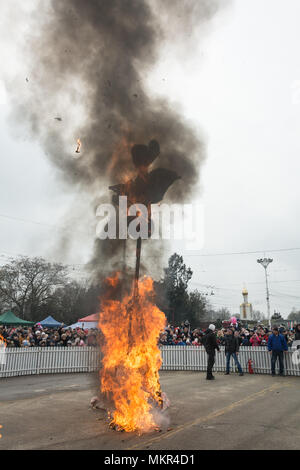 TIRASPOL, Moldavia - 18 febbraio 2018: Rito di masterizzazione Maslenitsa ripiene. La slava vacanza pagana Maslenitsa (Shrovetide) - un simbolico incontro di Foto Stock