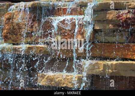 Parco pubblico gigantesca cascata in Niles, Illinois produca cascate di acqua di colore blu in onore della polizia nazionale settimana. Foto Stock