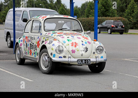 Back in The Beatles scarabeo di Volkswagen, o Volkswagen Tipo 1, dipinte con design floreale celebra i Beatles evento in Lapua, Finlandia. Agosto 12, 2017. Foto Stock