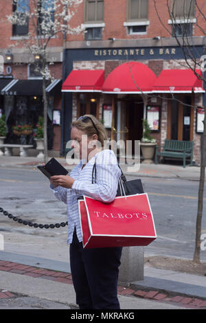 Un turista femminile nel North End di Boston, Massachusetts, STATI UNITI D'AMERICA Foto Stock