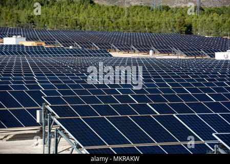 Close up di una fila di pannelli solari in un campo aperto con più pannelli fotovoltaici, Calasparra, Murcia, Spagna Foto Stock