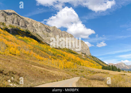 Autunno in Rockies - Autunno vista di boschetti di pioppi a lato della montagna gotica in West Elk Mountains gamma delle Montagne Rocciose, vicino a Crested Butte, CO, STATI UNITI D'AMERICA Foto Stock