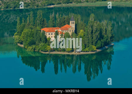 Europa balcanica, Croazia,Parco Nazionale di Krka, il monastero Krka, costruito sopra le antiche catacombe romane. Isola di Visovac è casa per il XV secolo Franc Foto Stock