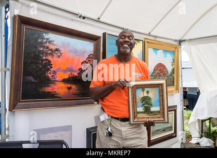 Festival di Primavera a Gainesville, Florida, Roy McLendon è un membro della Florida banditi, un gruppo di nero, Aftrican artisti americani. Foto Stock