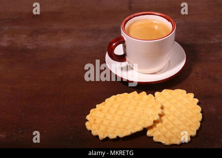 Wafel, caramello waffle e tazza di caffè coffeebreak isolato su sfondo scuro. Foto Stock