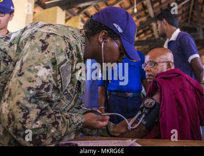 180503-N-FV739-059 Trincomalee, Sri Lanka (3 maggio 2018) - Ospedale Corpsman 3rd Class Whitney Morrison, nativo di Mobile, Alabama, assegnati ai militari di comando Sealift nave ospedale USNS misericordia (T-AH 19), controlla i segni vitali di un nativo dello Sri Lanka a Sampur Mahavithiyalayam Scuola Elementare durante una comunità di salute di impegno, 3 maggio 2018. La misericordia è distribuito a sostegno del Partenariato Pacifico 2018 (PP18). PP18's missione è lavorare collettivamente con host e nazioni partner per migliorare l'interoperabilità a livello regionale di emergenza e capacità di risposta, maggiore stabilità e sicurezza nella regione, e Foto Stock