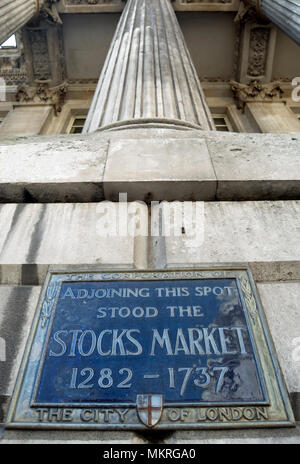 City of London targa blu segna il sito del 1282 al 1737 stock market, montata sulla parte esterna di ciò che è ora il mansion house Foto Stock