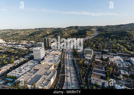 Nel tardo pomeriggio vista aerea di San Diego Freeway 405 in direzione nei pressi di Ventura Blvd nella valle di San Fernando zona di Los Angeles, California. Foto Stock