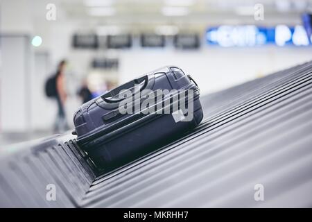 Viaggiare in aereo. Valigia sul reclamo bagagli in aeroporto. Foto Stock