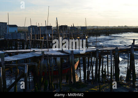 La Bassa marea a palaphitic la pesca artigianale porto di Carrasqueira, fiume Sado estuary, Portogallo Foto Stock