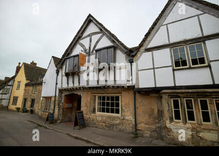 Segno di Angelo xv secolo coaching inn e alloggio che era il babberton bracci in harry potter Lacock village Wiltshire, Inghilterra Regno Unito Foto Stock