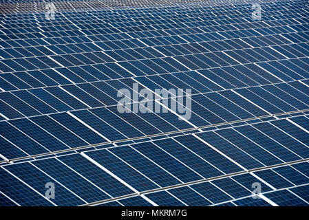 Close up di una fila di pannelli solari in un campo aperto con più pannelli fotovoltaici, Calasparra, Murcia, Spagna Foto Stock