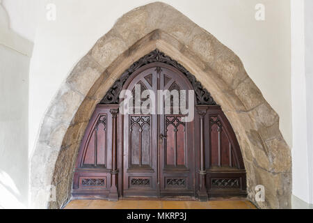 Chiesa dell Assunzione della Vergine Maria antica porta di legno incisa closeup in Banska Bystrica. È una città in Slovacchia centrale situato sul fiume Hron Foto Stock