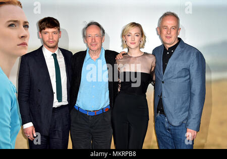 Billy Howle (da sinistra a destra), Ian McEwan, Saoirse Ronan e Dominic Cooke per partecipare ad una speciale proiezione di su Chesil Beach a Curzon Mayfair, Londra. Foto Stock