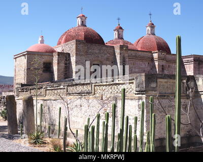 Chiesa di San Pedro in Mitla città importante sito archeologico di zapoteco cultura in stato di Oaxaca in Messico paesaggi con cielo blu chiaro in guerra 2018 Foto Stock