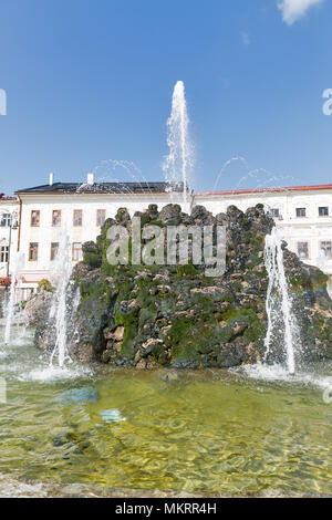 Fontana di acqua closeup in piazza della Rivolta Nazionale Slovacca di Banska Bystrica, Slovacchia. Foto Stock