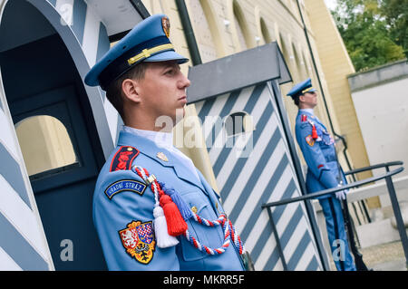 Praga / Repubblica Ceca - 08.09.2016: Castello protezioni (Hradni straz) di presidental palace. Luce blu uniformi, armati. Foto Stock