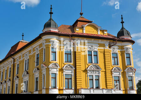 Bellissimo edificio giallo in Banska Bystrica, Slovacchia. È una città in Slovacchia centrale situato sul fiume Hron in una lunga e ampia vallata circondata Foto Stock