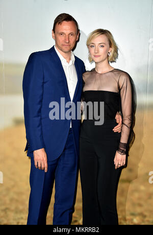 Zygi Kamasa (sinistra) e Saoirse Ronan (a destra) per partecipare ad una speciale proiezione di su Chesil Beach a Curzon Mayfair, Londra. Foto Stock