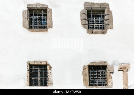 Windows medievale con reticoli metallici di Miklus Prison Museum a Kosice Città Vecchia, Slovacchia. Foto Stock