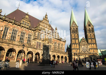 Bremen, Germania. Municipio di Brema (Bremer Rathaus), statua di Roland e Cattedrale (Sankt Petri Dom). Sito del Patrimonio mondiale dal 2004 Foto Stock