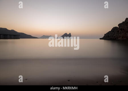 Sunrise su una spiaggia a Aguilas, Murcia, Spagna Foto Stock