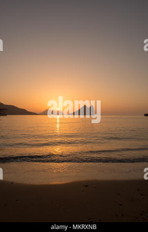 Sunrise su una spiaggia a Aguilas, Murcia, Spagna Foto Stock