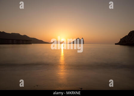 Sunrise su una spiaggia a Aguilas, Murcia, Spagna Foto Stock