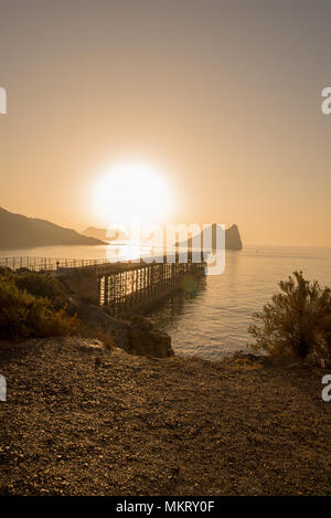 Sunrise su una spiaggia a Aguilas, Murcia, Spagna Foto Stock