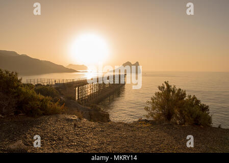 Sunrise su una spiaggia a Aguilas, Murcia, Spagna Foto Stock